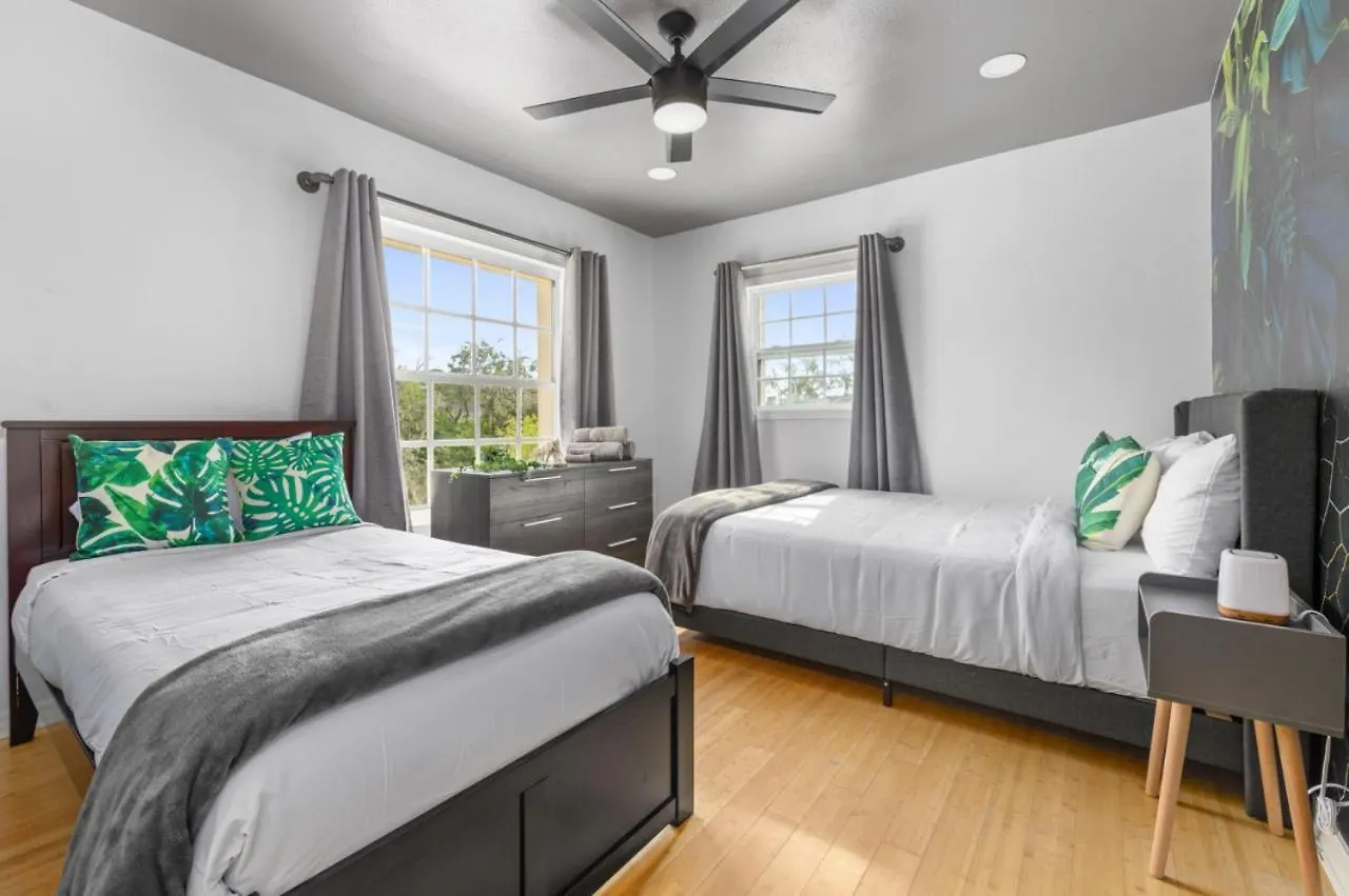 Villa #1 Largest Tampa Private Compound 13Br Sleeps 40 Heated Pool Spa