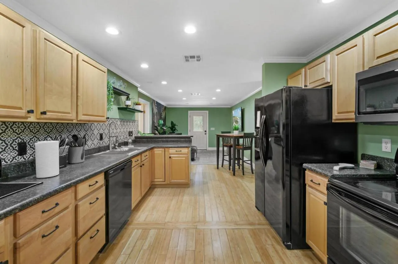 #1 Largest Tampa Private Compound 13Br Sleeps 40 Heated Pool Spa Villa
