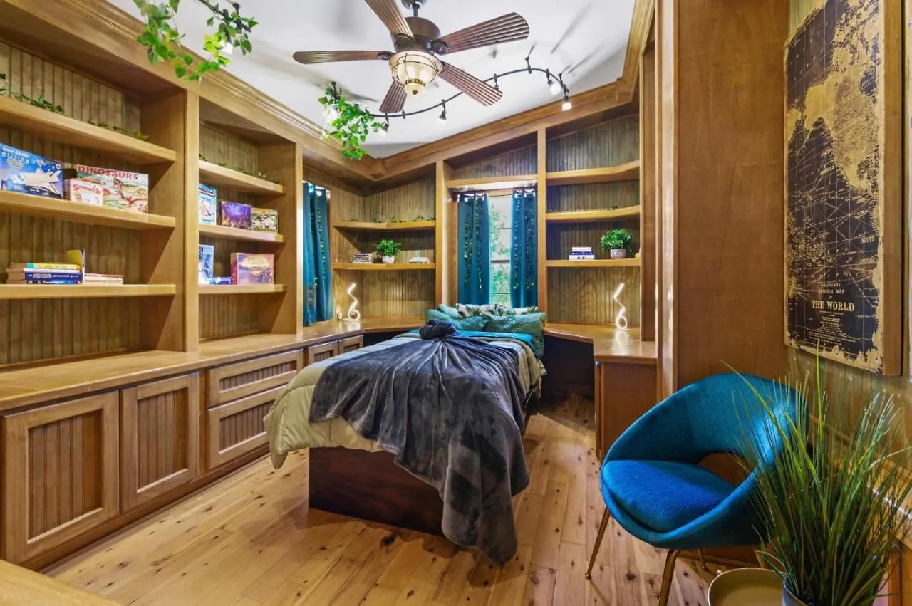 Villa #1 Largest Tampa Private Compound 13Br Sleeps 40 Heated Pool Spa United States