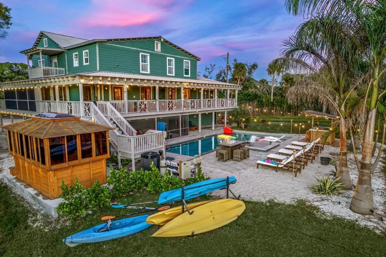 #1 Largest Tampa Private Compound 13Br Sleeps 40 Heated Pool Spa 0*,